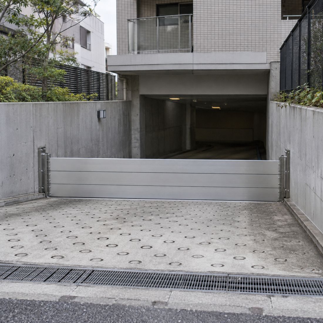 施工後。地下駐車場のスロープ前に新設された防潮板