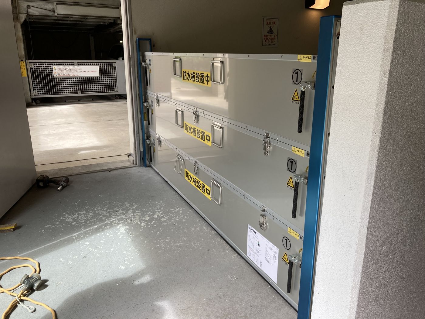 地下スロープへ防水板を取り付ける施工の様子（施工例）