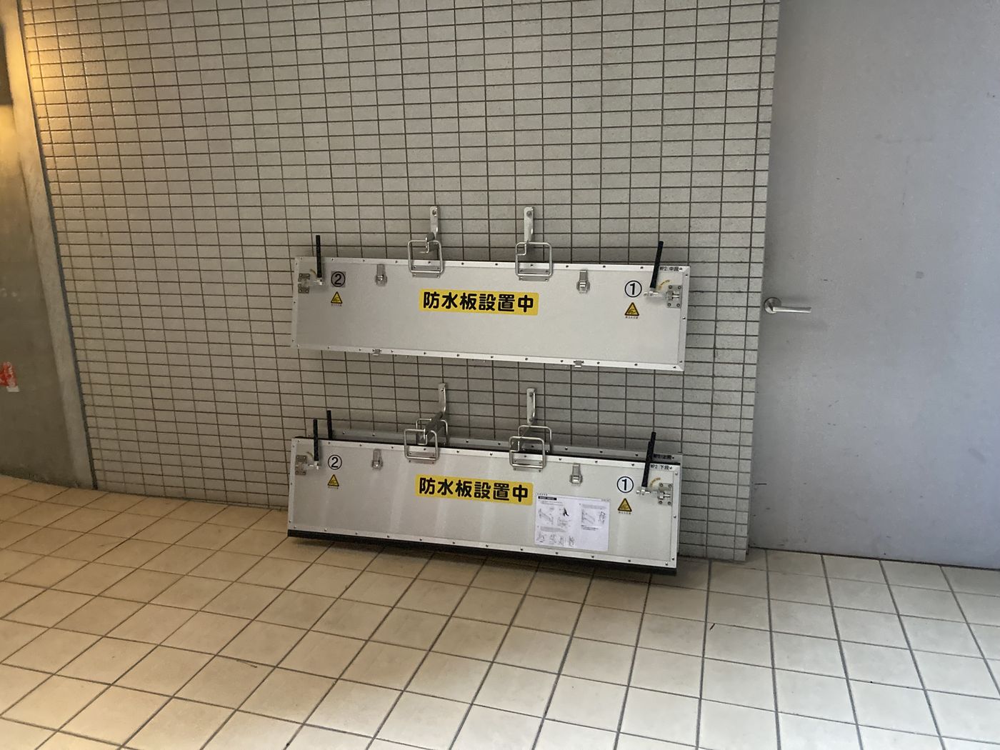 壁面ラックに保管された防水板パネル