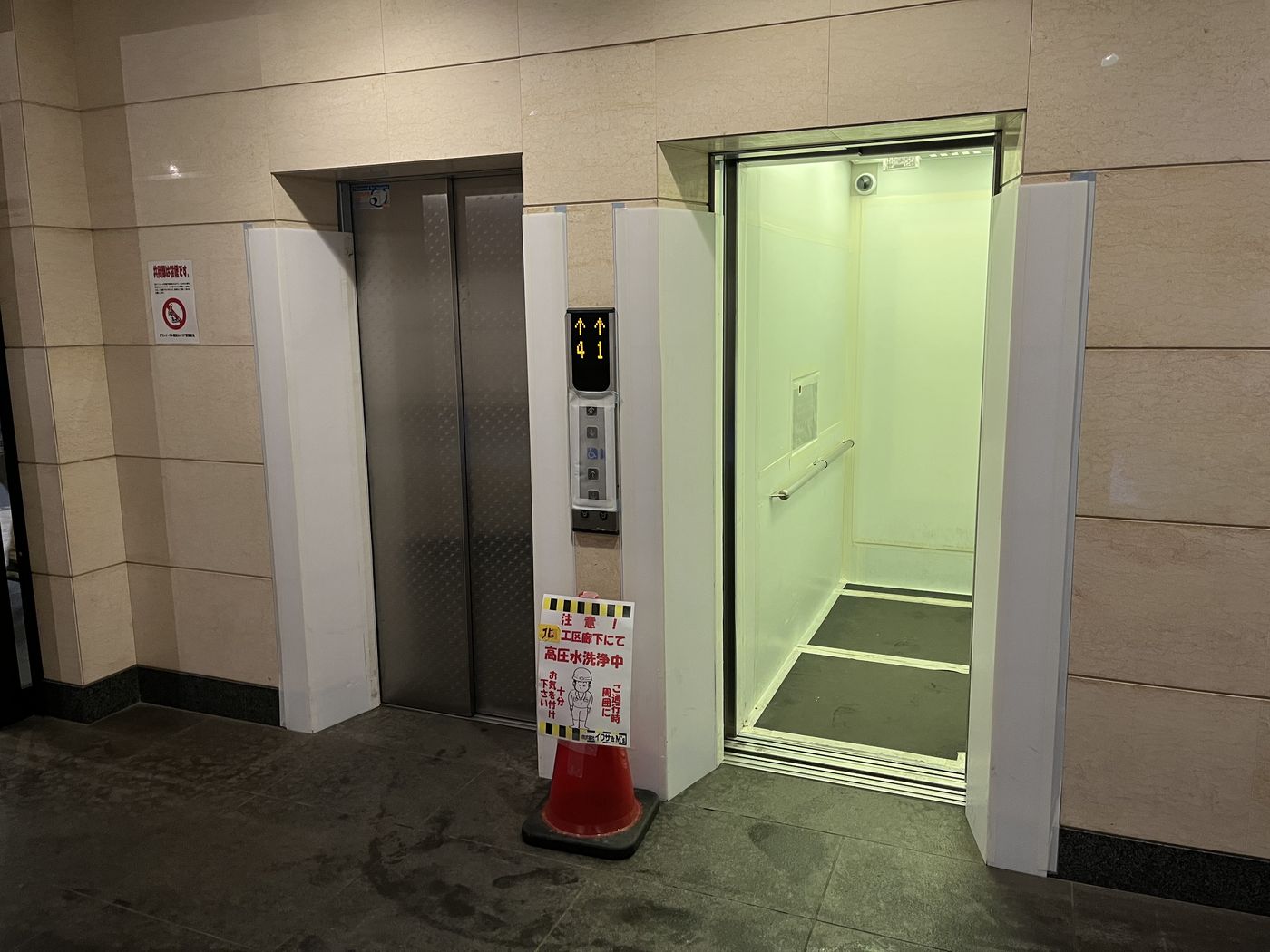 エレベーター（1階）｜施工前