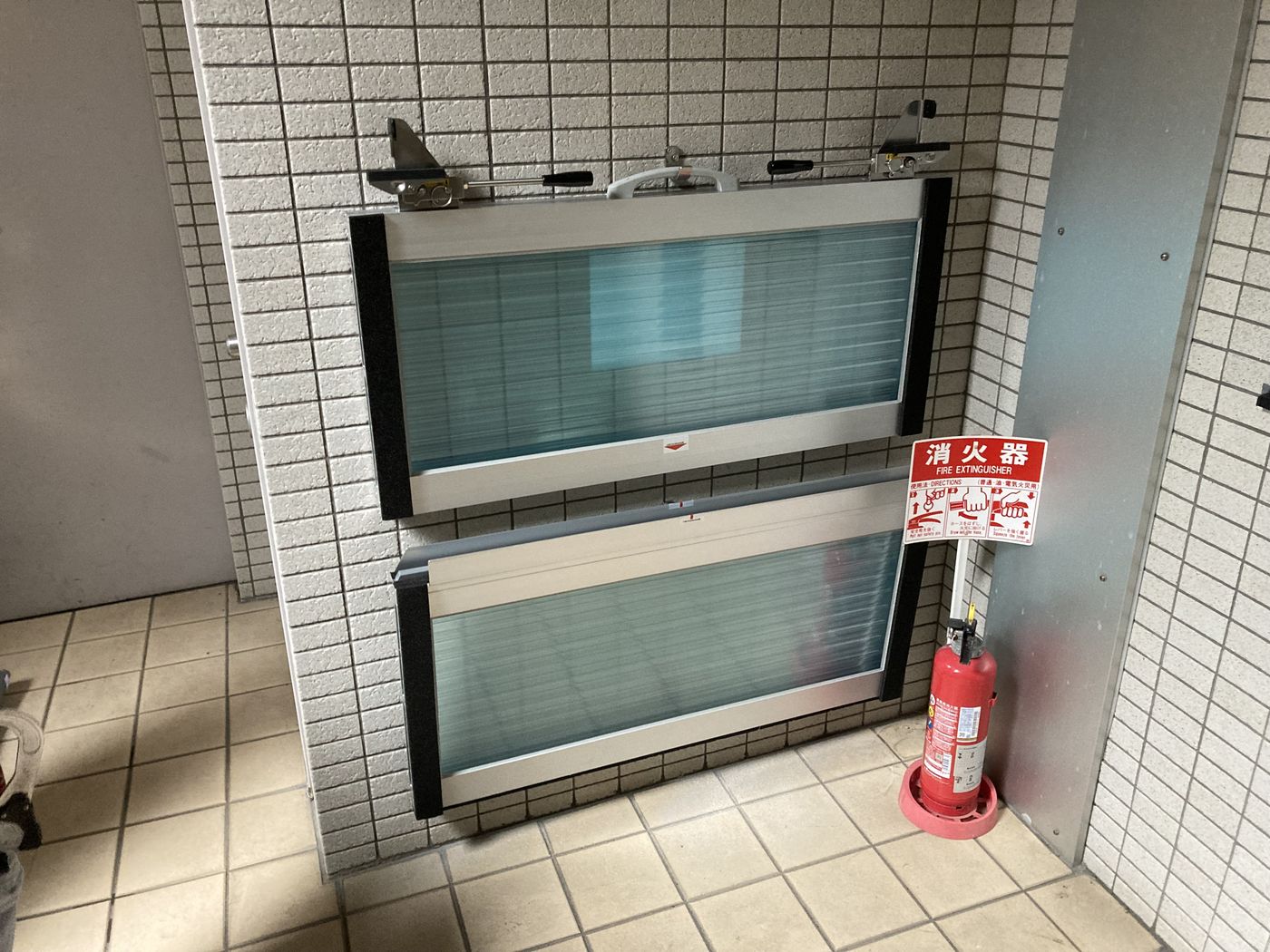 エレベーター前に設置した脱着式防水板（施工例）